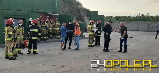 Wojewoda na miejscu pożaru w Skarbimierzu-Osiedle. Prace służb trwają