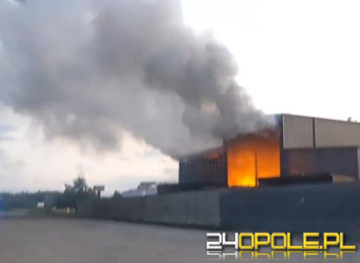 Wojewoda na miejscu pożaru w Skarbimierzu-Osiedle. Prace służb trwają