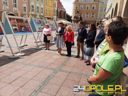 Na opolskim Rynku można oglądać wystawę poświęconą powodzi tysiąclecia