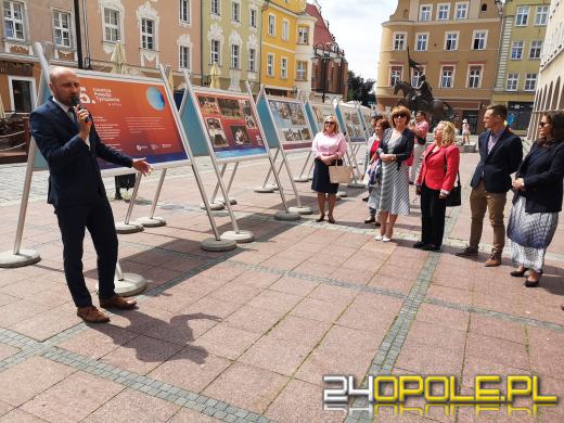 Na opolskim Rynku można oglądać wystawę poświęconą powodzi tysiąclecia