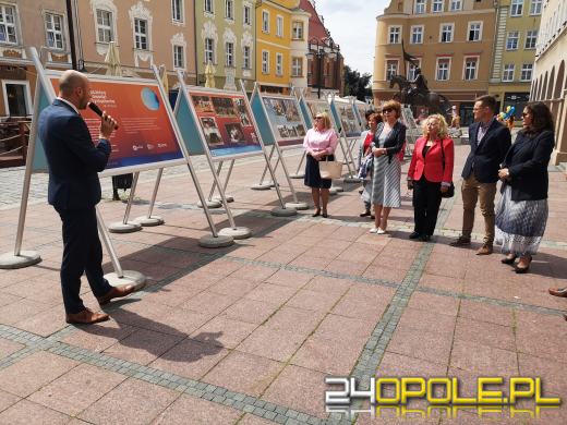 Na opolskim Rynku można oglądać wystawę poświęconą powodzi tysiąclecia