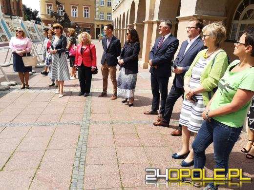 Na opolskim Rynku można oglądać wystawę poświęconą powodzi tysiąclecia