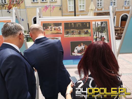Na opolskim Rynku można oglądać wystawę poświęconą powodzi tysiąclecia