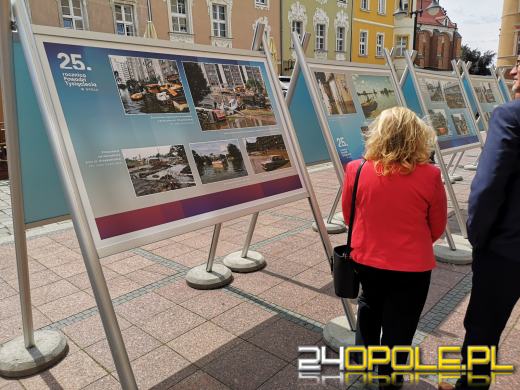 Na opolskim Rynku można oglądać wystawę poświęconą powodzi tysiąclecia