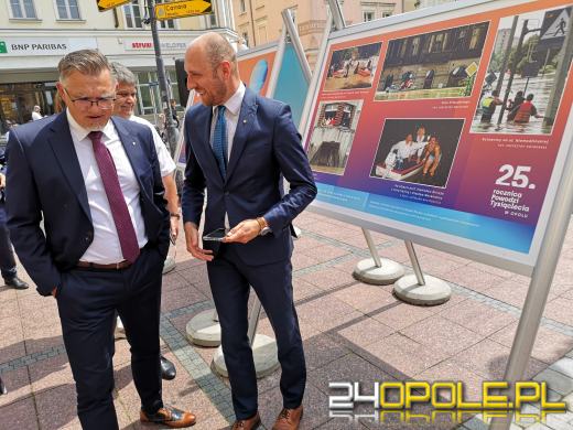 Na opolskim Rynku można oglądać wystawę poświęconą powodzi tysiąclecia