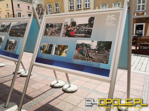 Na opolskim Rynku można oglądać wystawę poświęconą powodzi tysiąclecia