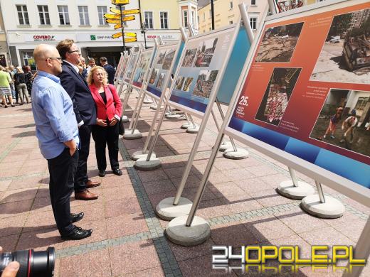 Na opolskim Rynku można oglądać wystawę poświęconą powodzi tysiąclecia