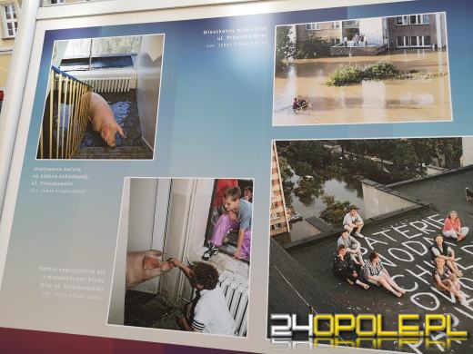 Na opolskim Rynku można oglądać wystawę poświęconą powodzi tysiąclecia