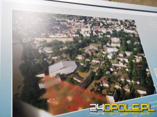 Na opolskim Rynku można oglądać wystawę poświęconą powodzi tysiąclecia