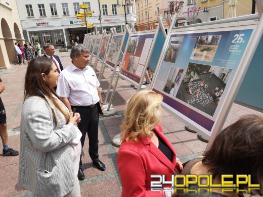 Na opolskim Rynku można oglądać wystawę poświęconą powodzi tysiąclecia