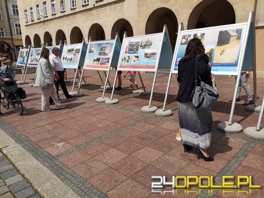 Na opolskim Rynku można oglądać wystawę poświęconą powodzi tysiąclecia