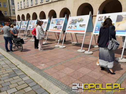 Na opolskim Rynku można oglądać wystawę poświęconą powodzi tysiąclecia