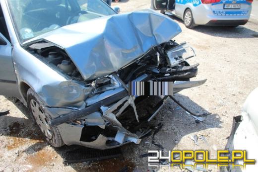 Niemal potrącił pieszego i wjechał w zaparkowany samochód - był pijany