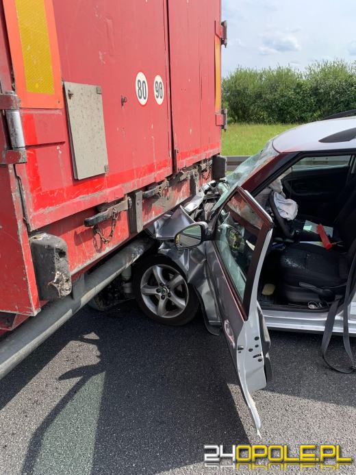Wypadek na A4. Auto wbiło się w ciężarówkę