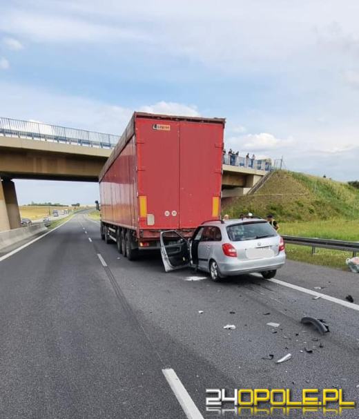 Wypadek na A4. Auto wbiło się w ciężarówkę
