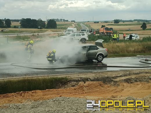 Pożar samochodu na DK 45 w Praszce