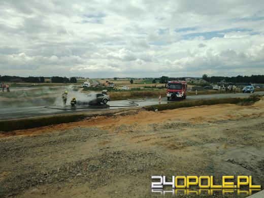 Pożar samochodu na DK 45 w Praszce
