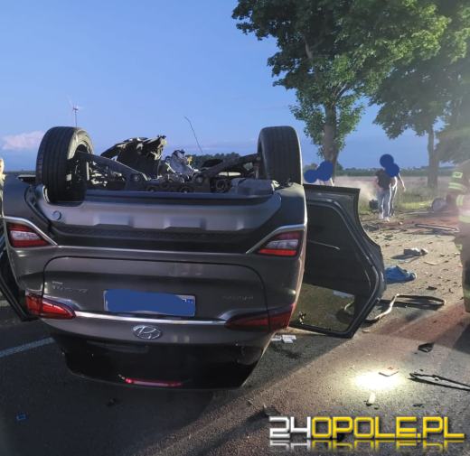 Samochód osobowy dachował w Wilkowie. Pojazd prowadził pijany 23-latek