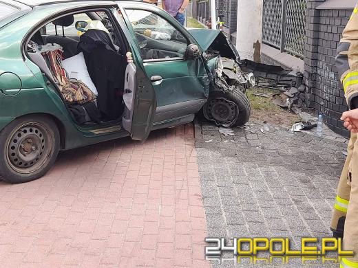 Auto uderzyło w ogrodzenie domu. Wypadek w Boguszycach