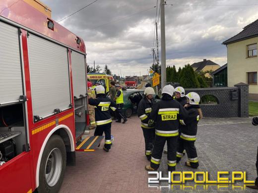 Auto uderzyło w ogrodzenie domu. Wypadek w Boguszycach