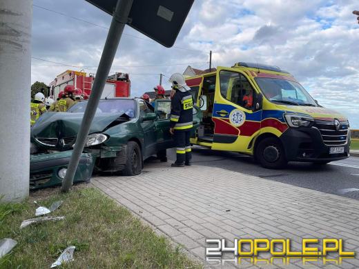 Auto uderzyło w ogrodzenie domu. Wypadek w Boguszycach