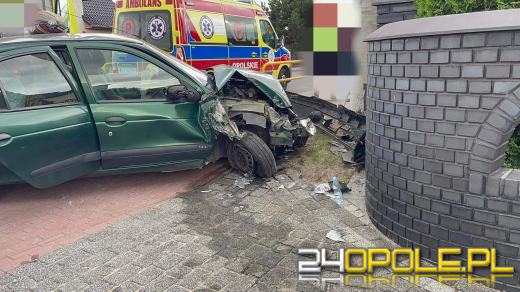 Auto uderzyło w ogrodzenie domu. Wypadek w Boguszycach