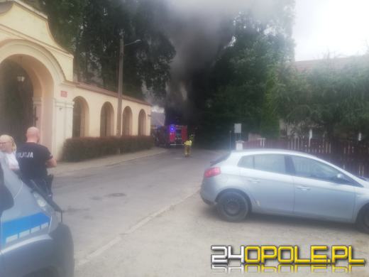 Strażacy gasili pożar w opuszczonym budynku w Lewinie Brzeskim