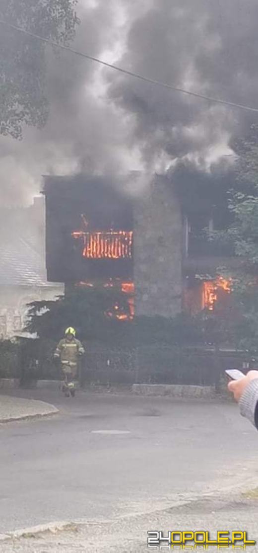 Strażacy gasili pożar w opuszczonym budynku w Lewinie Brzeskim