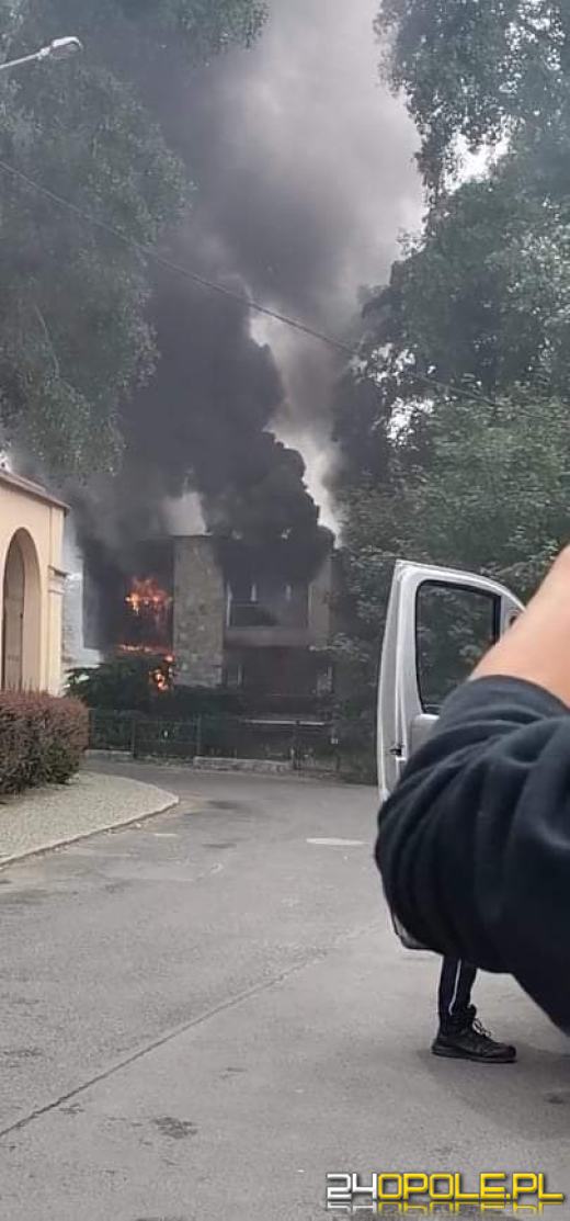 Strażacy gasili pożar w opuszczonym budynku w Lewinie Brzeskim