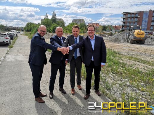 Marszałek Andrzej Buła oficjalnie posiadaczem działki od prezydenta Opola