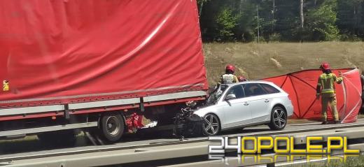 Samochód osobowy wbił się w ciężarówkę na opolskim odcinku A4