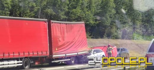 Samochód osobowy wbił się w ciężarówkę na opolskim odcinku A4