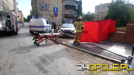 Wypadek na Placu Kościelnym w Brzegu. Kierowca opla wjechał w mur