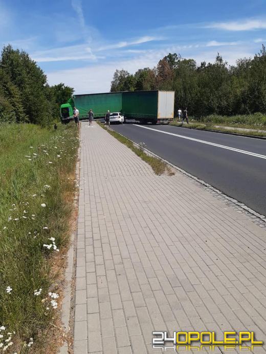 Czołowe zderzenie samochodu osobowego z ciężarowym na DK 46