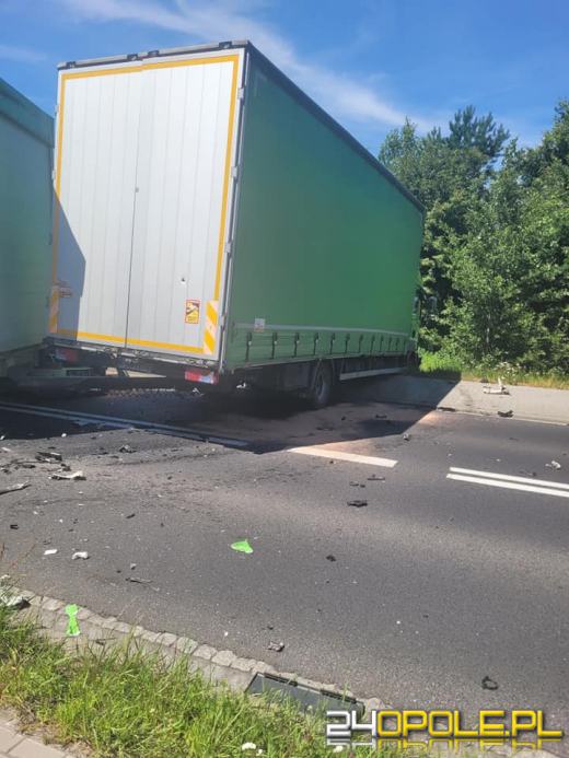 Czołowe zderzenie samochodu osobowego z ciężarowym na DK 46