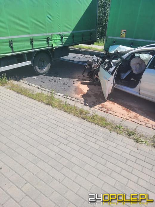 Czołowe zderzenie samochodu osobowego z ciężarowym na DK 46