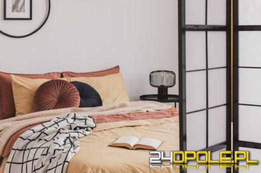 Lampka nocna stojąca: designerski element, który doda charakteru nowoczesnej sypialni