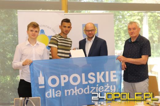 Pierwsze umowy "Opolskie dla młodzieży" podpisane
