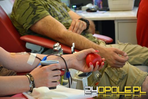 Zasoby RCKiK w wakacje szybko się kurczą. Policjanci oddali krew
