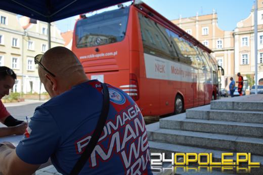 Zasoby RCKiK w wakacje szybko się kurczą. Policjanci oddali krew