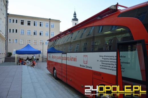 Zasoby RCKiK w wakacje szybko się kurczą. Policjanci oddali krew