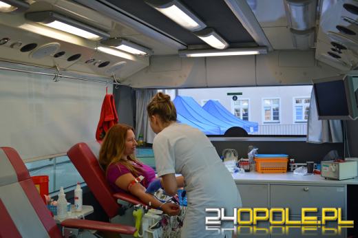 Zasoby RCKiK w wakacje szybko się kurczą. Policjanci oddali krew