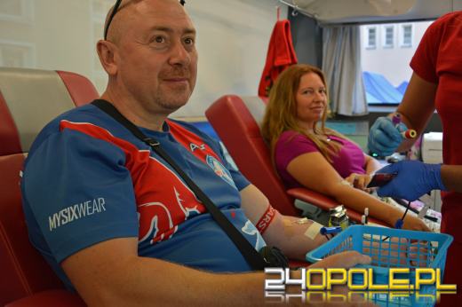 Zasoby RCKiK w wakacje szybko się kurczą. Policjanci oddali krew