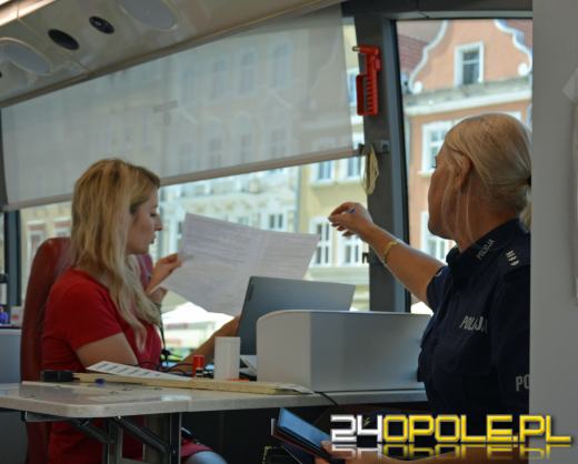 Zasoby RCKiK w wakacje szybko się kurczą. Policjanci oddali krew