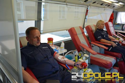 Zasoby RCKiK w wakacje szybko się kurczą. Policjanci oddali krew