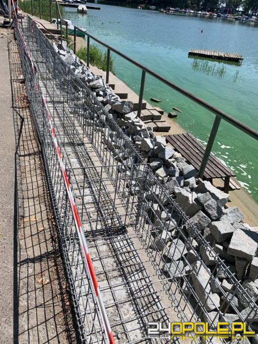 Dzieciaki się ranią, turyści uciekają przed ciężarówkami. Problematyczny remont w Turawie