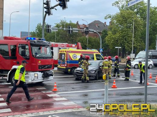 Kolizja karetki z osobówką na skrzyżowaniu Ozimskiej i Plebiscytowej w Opolu