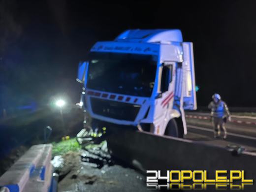 Nocne utrudnienia na A4. Ciężarówka uderzyła w bariery