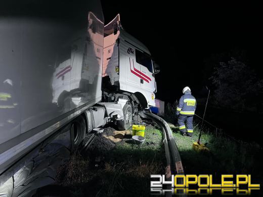 Nocne utrudnienia na A4. Ciężarówka uderzyła w bariery