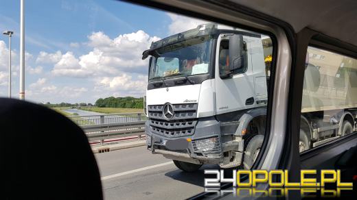 Zderzenie pojazdów w centrum Opola. Tworzą się korki